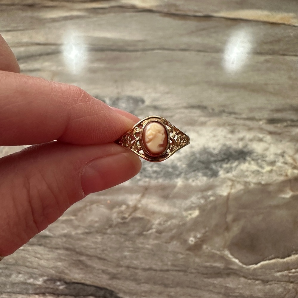 Elegant Vintage 10k Yellow Gold Cameo Ring